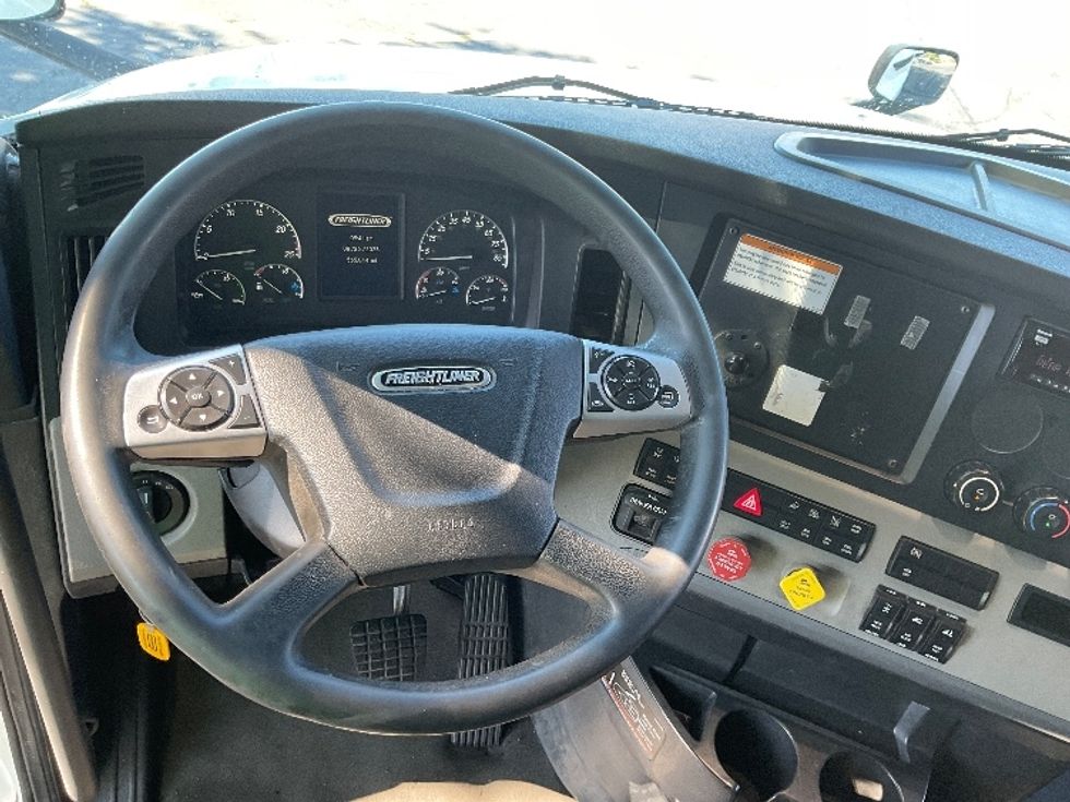 Sleeper Tractor-Heavy Duty Tractors-Freightliner-2022-T12664ST-New Castle-DE-565,045\n\t\tmiles-$ 64,000 - Image 11