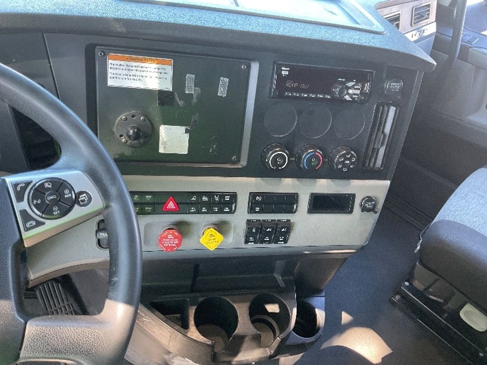 Sleeper Tractor-Heavy Duty Tractors-Freightliner-2022-T12664ST-New Castle-DE-565,045\n\t\tmiles-$ 64,000 - Image 12