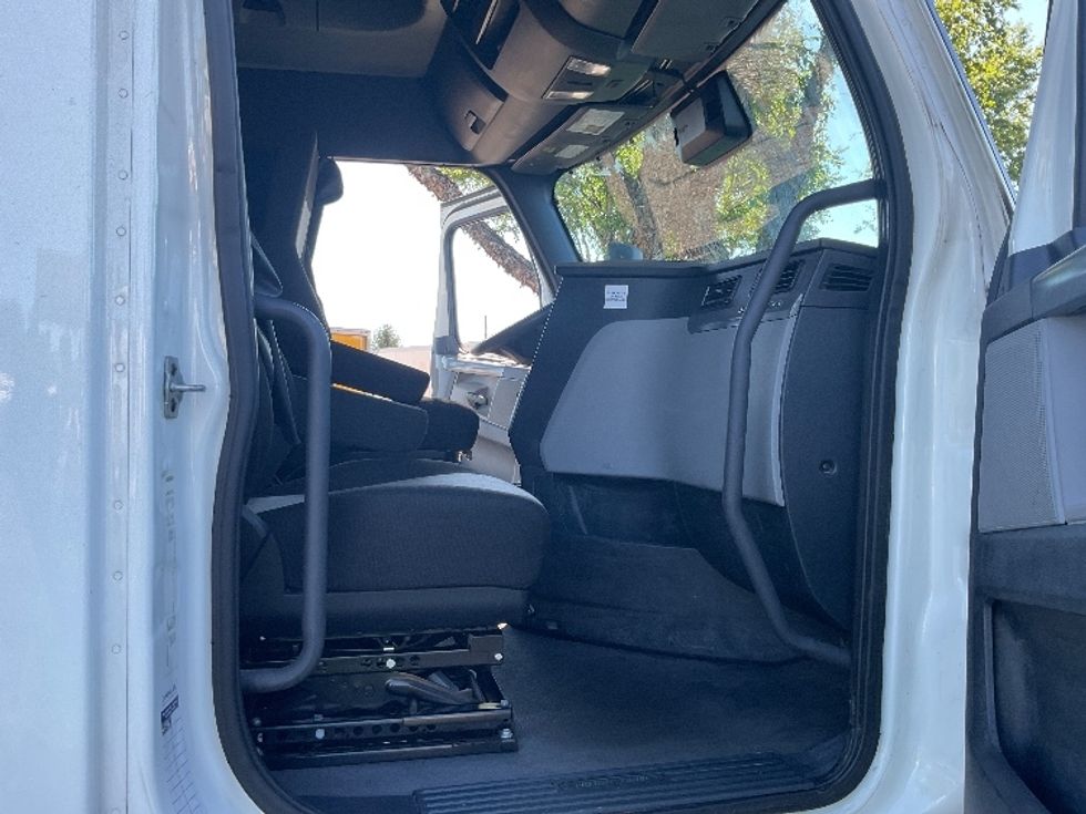 Sleeper Tractor-Heavy Duty Tractors-Freightliner-2022-T12664ST-New Castle-DE-565,045\n\t\tmiles-$ 64,000 - Image 13