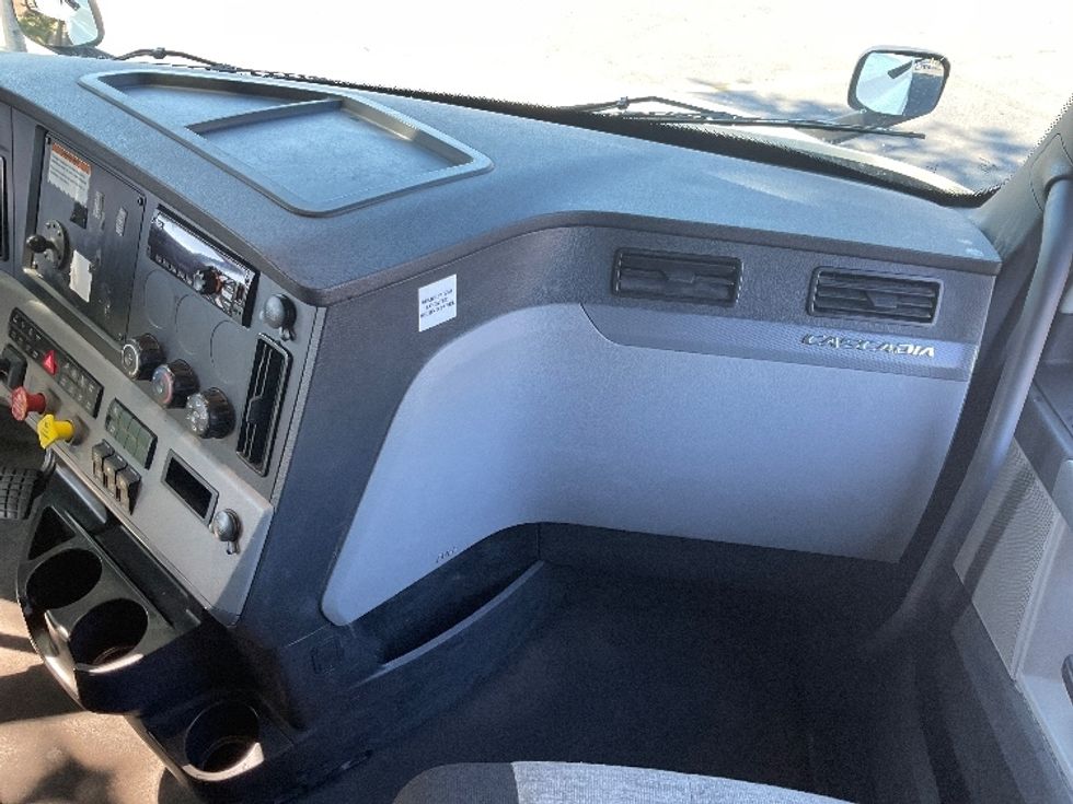 Sleeper Tractor-Heavy Duty Tractors-Freightliner-2022-T12664ST-New Castle-DE-565,045\n\t\tmiles-$ 64,000 - Image 14