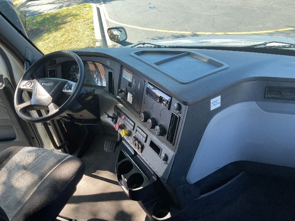 Sleeper Tractor-Heavy Duty Tractors-Freightliner-2022-T12664ST-New Castle-DE-565,045\n\t\tmiles-$ 64,000 - Image 15