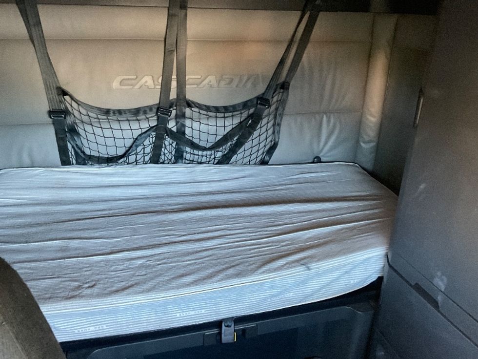 Sleeper Tractor-Heavy Duty Tractors-Freightliner-2022-T12664ST-New Castle-DE-565,045\n\t\tmiles-$ 64,000 - Image 16