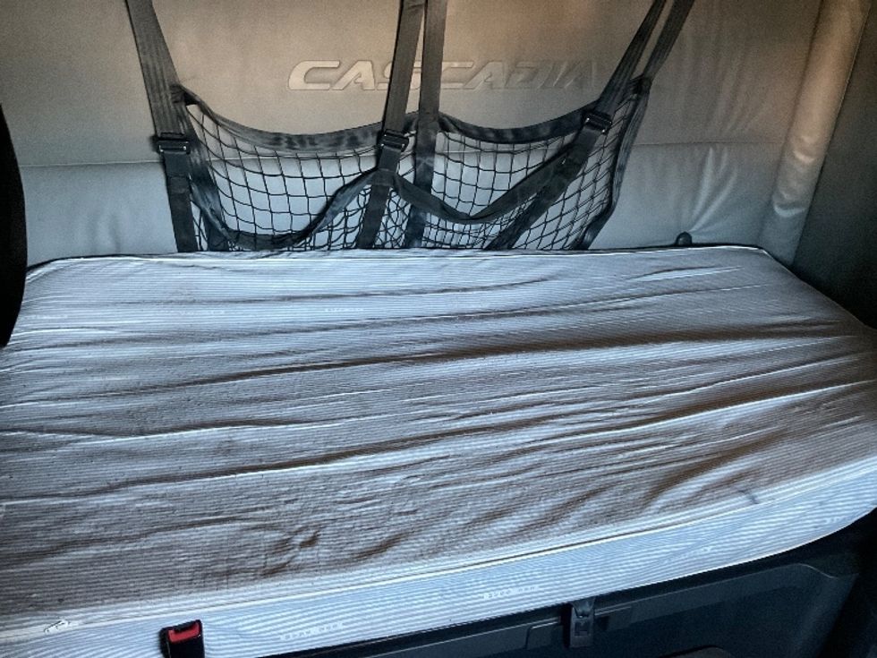 Sleeper Tractor-Heavy Duty Tractors-Freightliner-2022-T12664ST-New Castle-DE-565,045\n\t\tmiles-$ 64,000 - Image 17