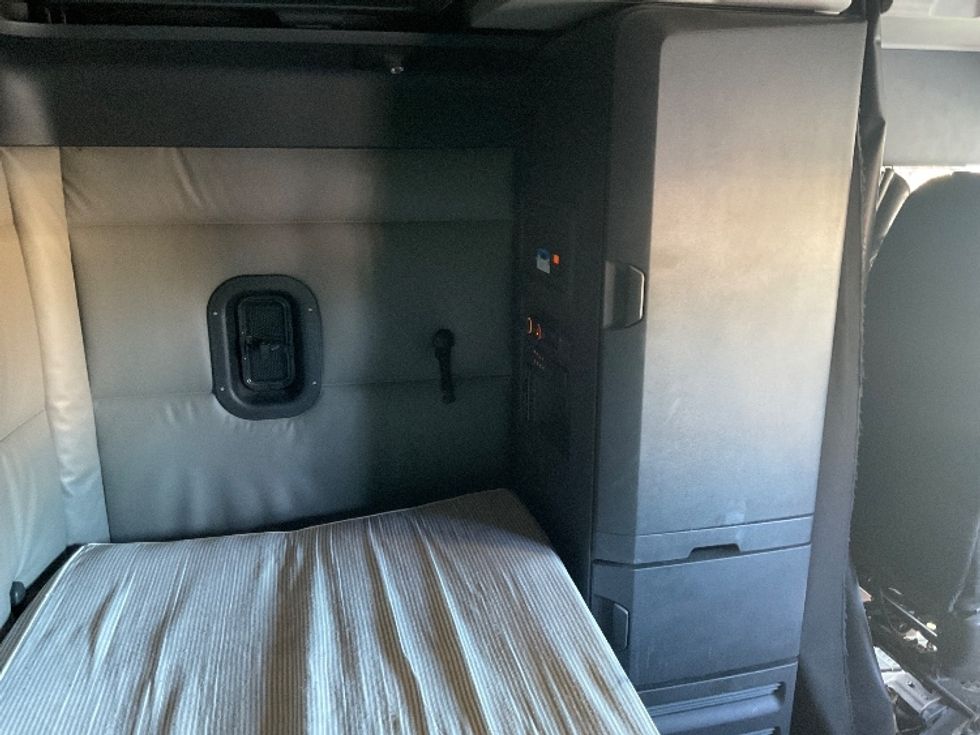 Sleeper Tractor-Heavy Duty Tractors-Freightliner-2022-T12664ST-New Castle-DE-565,045\n\t\tmiles-$ 64,000 - Image 18