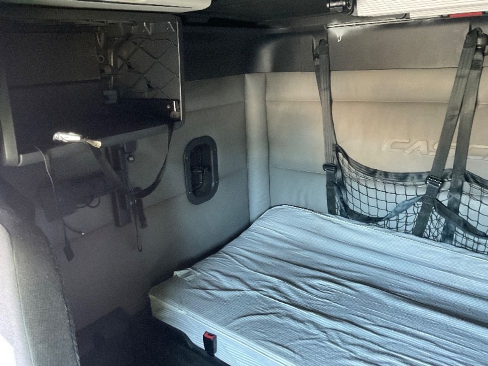 Sleeper Tractor-Heavy Duty Tractors-Freightliner-2022-T12664ST-New Castle-DE-565,045\n\t\tmiles-$ 64,000 - Image 19