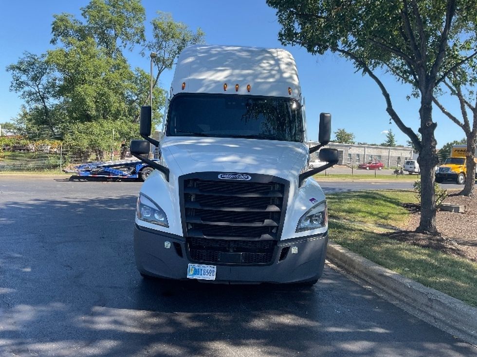 Sleeper Tractor-Heavy Duty Tractors-Freightliner-2022-T12664ST-New Castle-DE-565,045\n\t\tmiles-$ 64,000 - Image 2