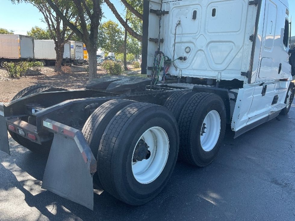 Sleeper Tractor-Heavy Duty Tractors-Freightliner-2022-T12664ST-New Castle-DE-565,045\n\t\tmiles-$ 64,000 - Image 22