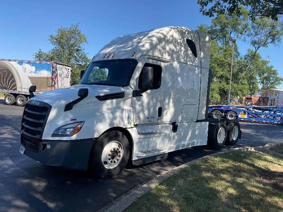 Sleeper Tractor-Heavy Duty Tractors-Freightliner-2022-T12664ST-New Castle-DE-565,045\n\t\tmiles-$ 64,000 - Image 3
