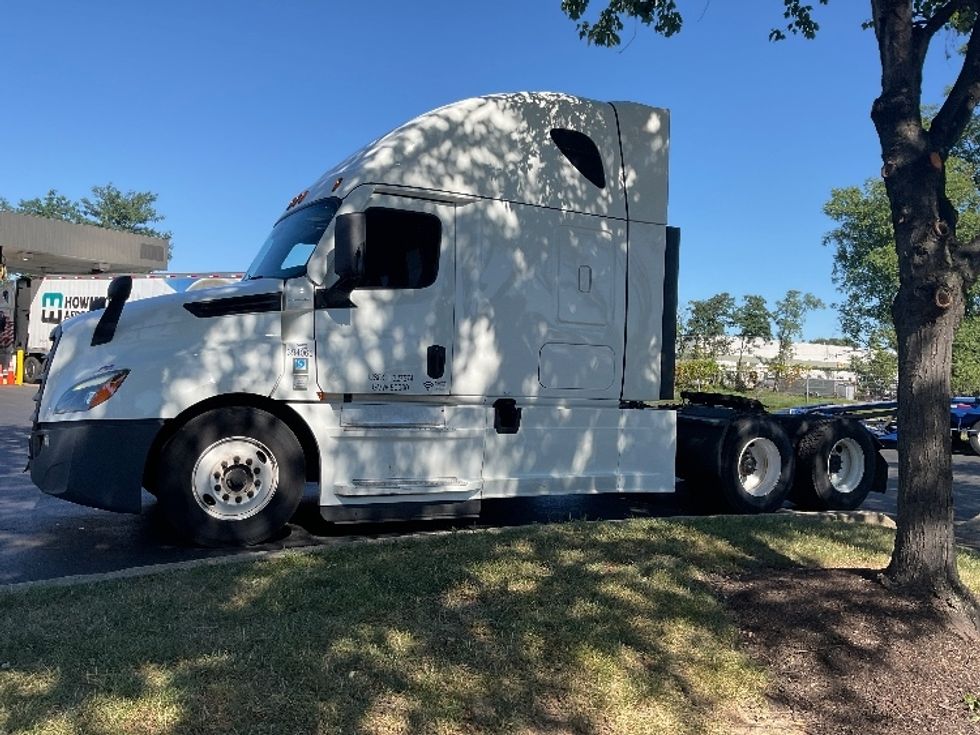 Sleeper Tractor-Heavy Duty Tractors-Freightliner-2022-T12664ST-New Castle-DE-565,045\n\t\tmiles-$ 64,000 - Image 4