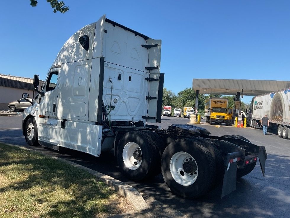 Sleeper Tractor-Heavy Duty Tractors-Freightliner-2022-T12664ST-New Castle-DE-565,045\n\t\tmiles-$ 64,000 - Image 5