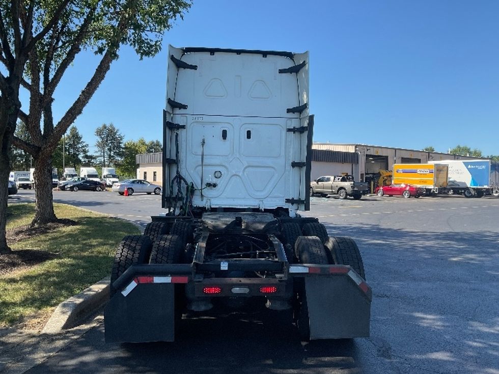 Sleeper Tractor-Heavy Duty Tractors-Freightliner-2022-T12664ST-New Castle-DE-565,045\n\t\tmiles-$ 64,000 - Image 6