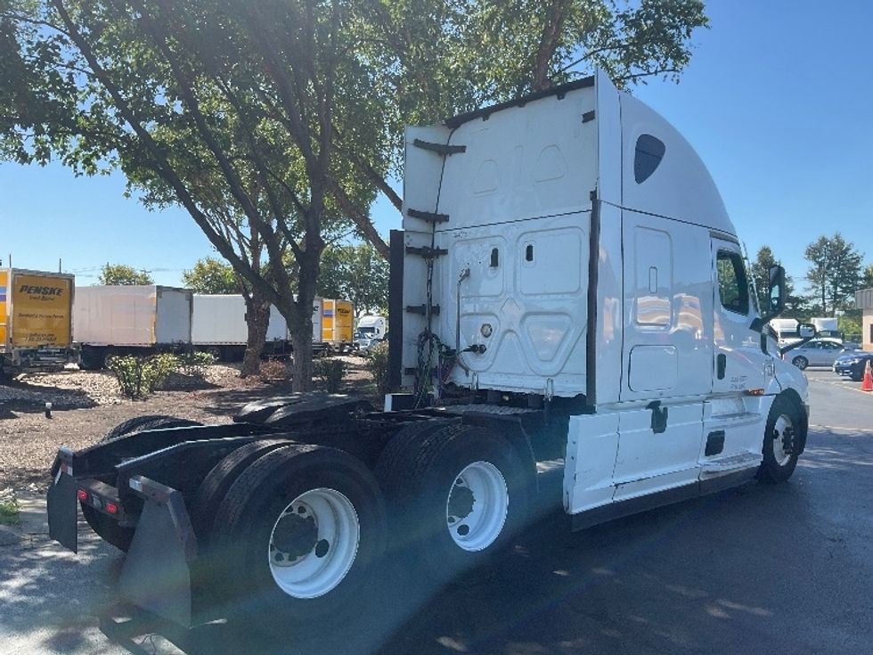Sleeper Tractor-Heavy Duty Tractors-Freightliner-2022-T12664ST-New Castle-DE-565,045\n\t\tmiles-$ 64,000 - Image 7