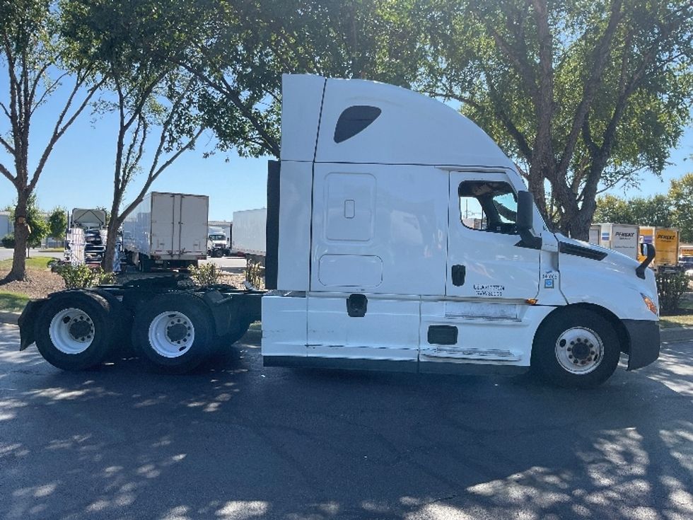 Sleeper Tractor-Heavy Duty Tractors-Freightliner-2022-T12664ST-New Castle-DE-565,045\n\t\tmiles-$ 64,000 - Image 8