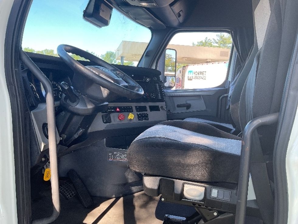 Sleeper Tractor-Heavy Duty Tractors-Freightliner-2022-T12664ST-New Castle-DE-565,045\n\t\tmiles-$ 64,000 - Image 9