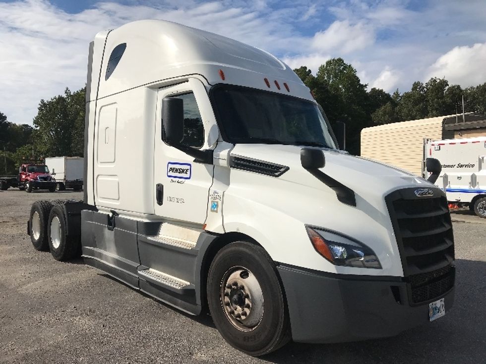 Sleeper Tractor-Heavy Duty Tractors-Freightliner-2022-T12664ST-Newport News-VA-379,600\n\t\tmiles-$ 80,000 - Image 1