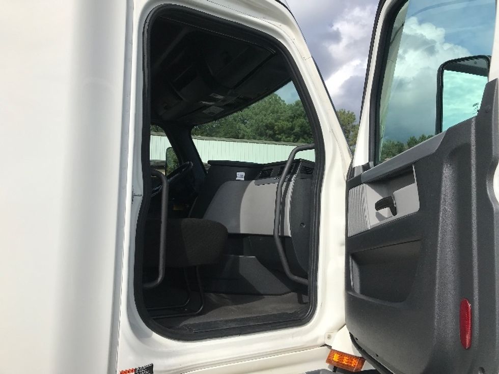 Sleeper Tractor-Heavy Duty Tractors-Freightliner-2022-T12664ST-Newport News-VA-379,600\n\t\tmiles-$ 80,000 - Image 13