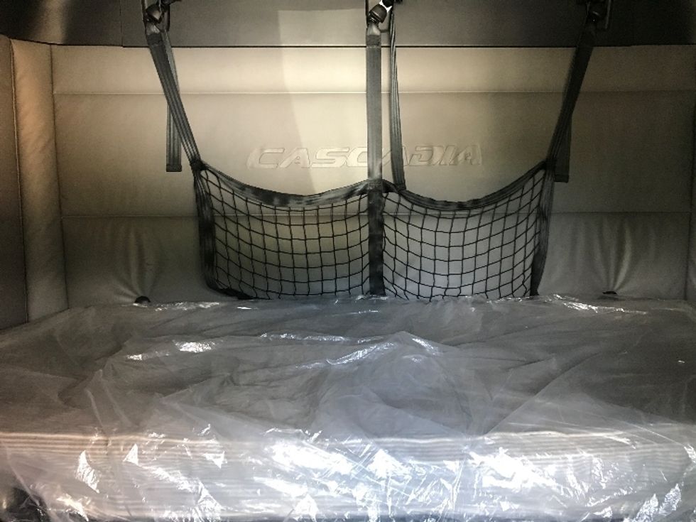 Sleeper Tractor-Heavy Duty Tractors-Freightliner-2022-T12664ST-Newport News-VA-379,600\n\t\tmiles-$ 80,000 - Image 16