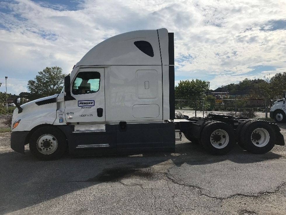 Sleeper Tractor-Heavy Duty Tractors-Freightliner-2022-T12664ST-Newport News-VA-379,600\n\t\tmiles-$ 80,000 - Image 4
