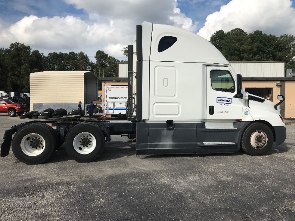 Sleeper Tractor-Heavy Duty Tractors-Freightliner-2022-T12664ST-Newport News-VA-379,600\n\t\tmiles-$ 80,000 - Image 8