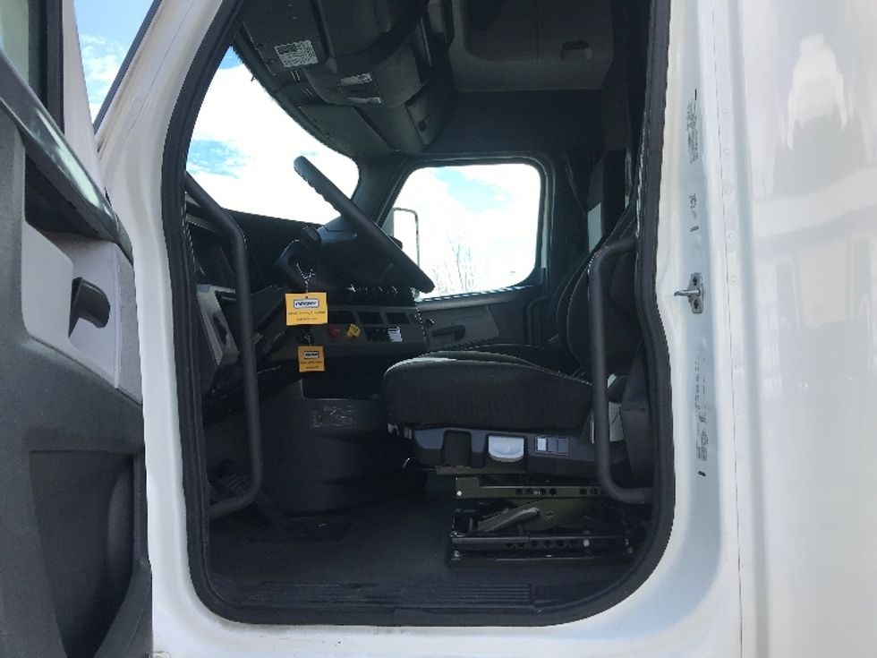 Sleeper Tractor-Heavy Duty Tractors-Freightliner-2022-T12664ST-Newport News-VA-379,600\n\t\tmiles-$ 80,000 - Image 9