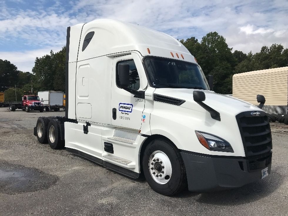 Sleeper Tractor-Heavy Duty Tractors-Freightliner-2022-T12664ST-Newport News-VA-426,209\n\t\tmiles-$ 77,750 - Image 1