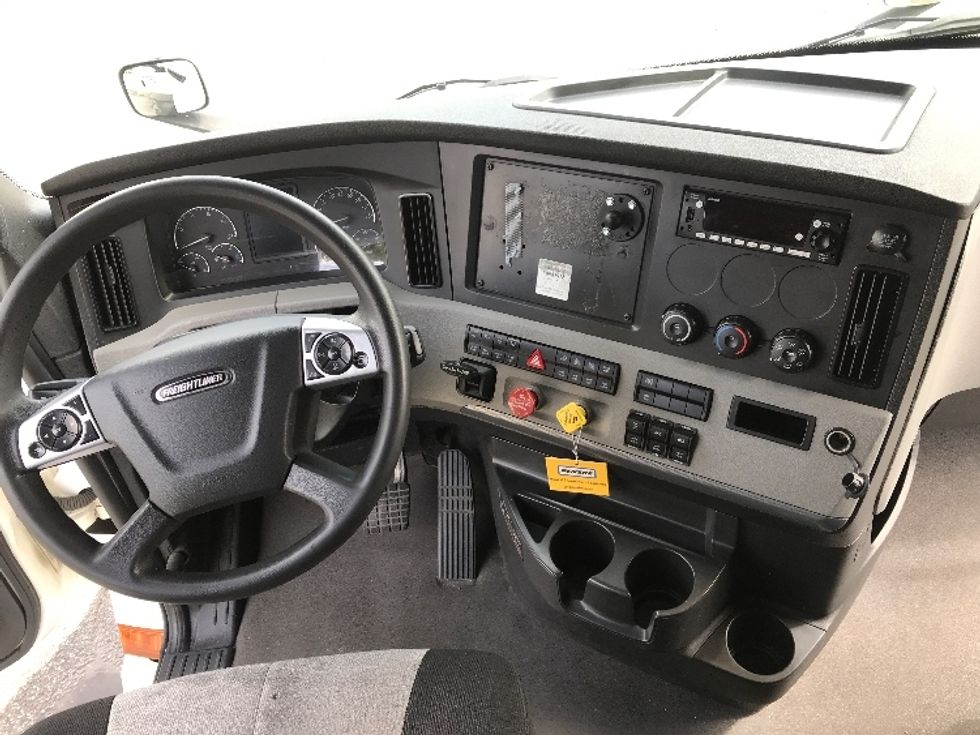 Sleeper Tractor-Heavy Duty Tractors-Freightliner-2022-T12664ST-Newport News-VA-426,209\n\t\tmiles-$ 77,750 - Image 11