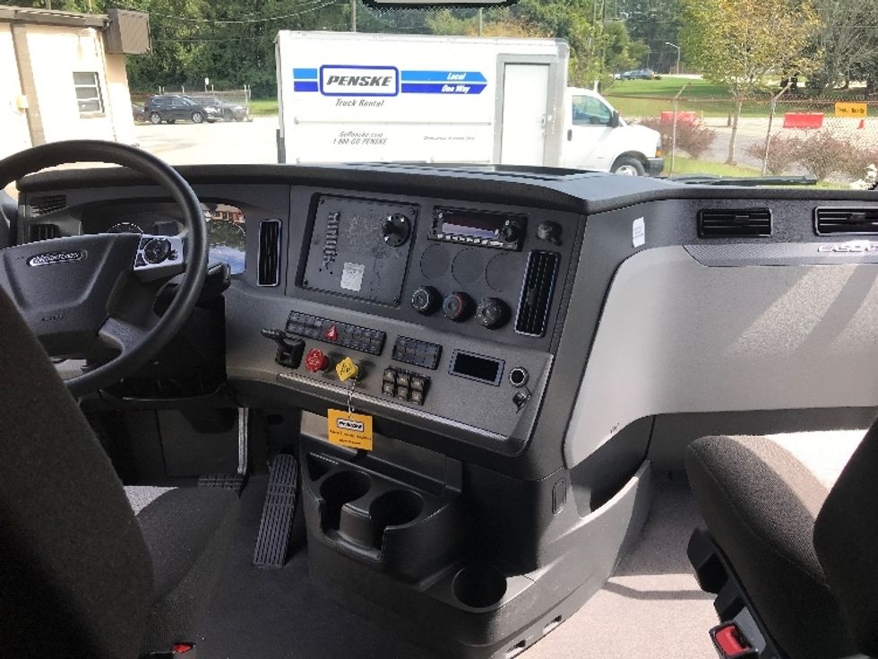 Sleeper Tractor-Heavy Duty Tractors-Freightliner-2022-T12664ST-Newport News-VA-426,209\n\t\tmiles-$ 77,750 - Image 12