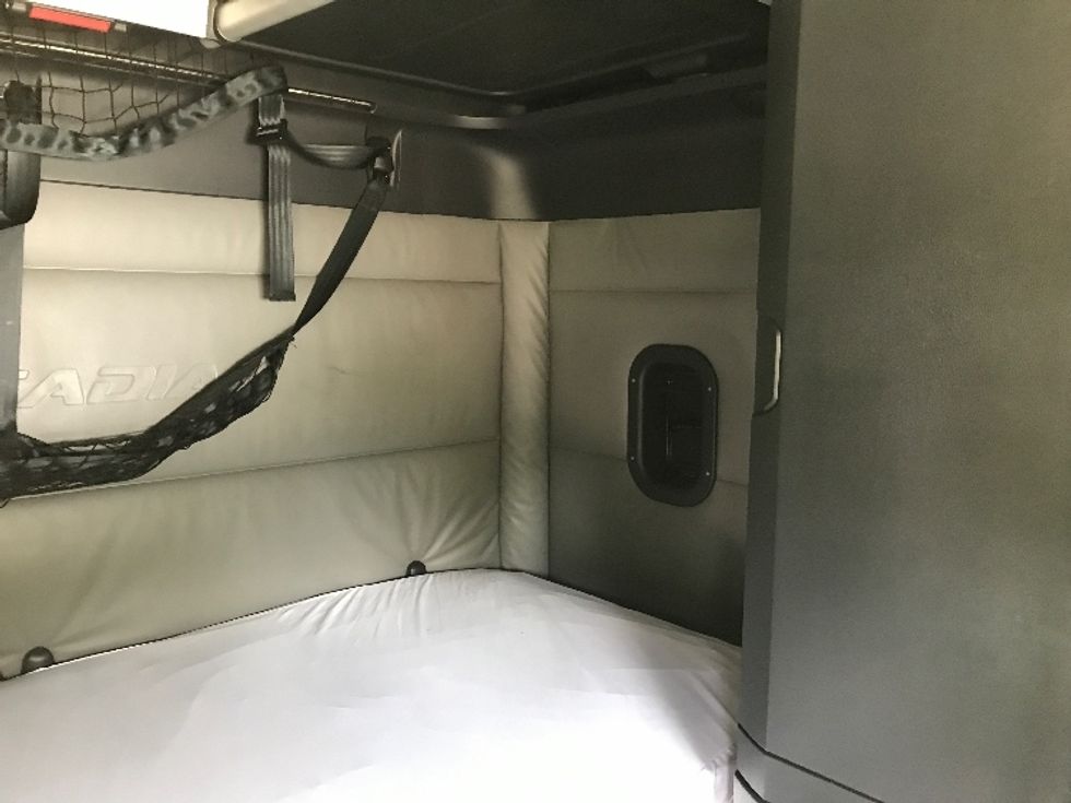 Sleeper Tractor-Heavy Duty Tractors-Freightliner-2022-T12664ST-Newport News-VA-426,209\n\t\tmiles-$ 77,750 - Image 18