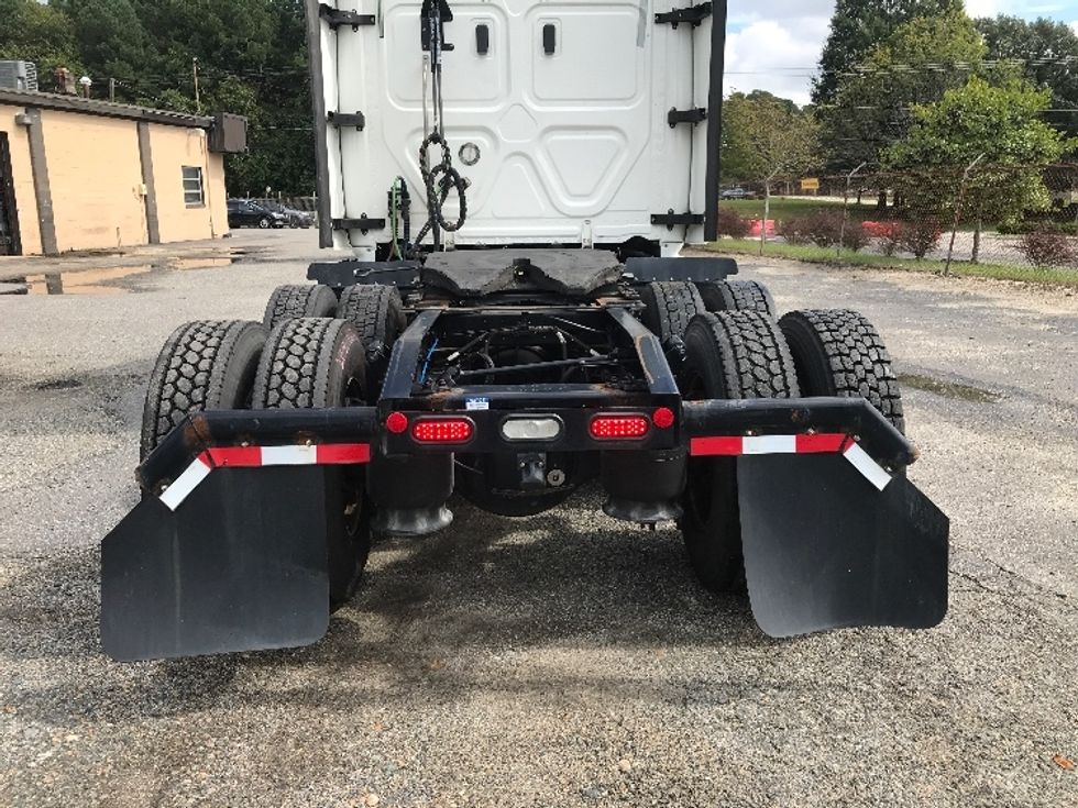 Sleeper Tractor-Heavy Duty Tractors-Freightliner-2022-T12664ST-Newport News-VA-426,209\n\t\tmiles-$ 77,750 - Image 6