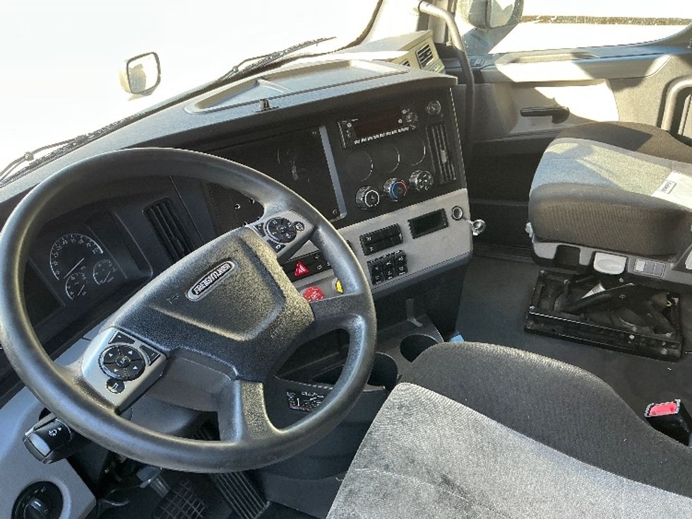 Sleeper Tractor-Heavy Duty Tractors-Freightliner-2022-T12664ST-Newport News-VA-454,450\n\t\tmiles-$ 74,250 - Image 10
