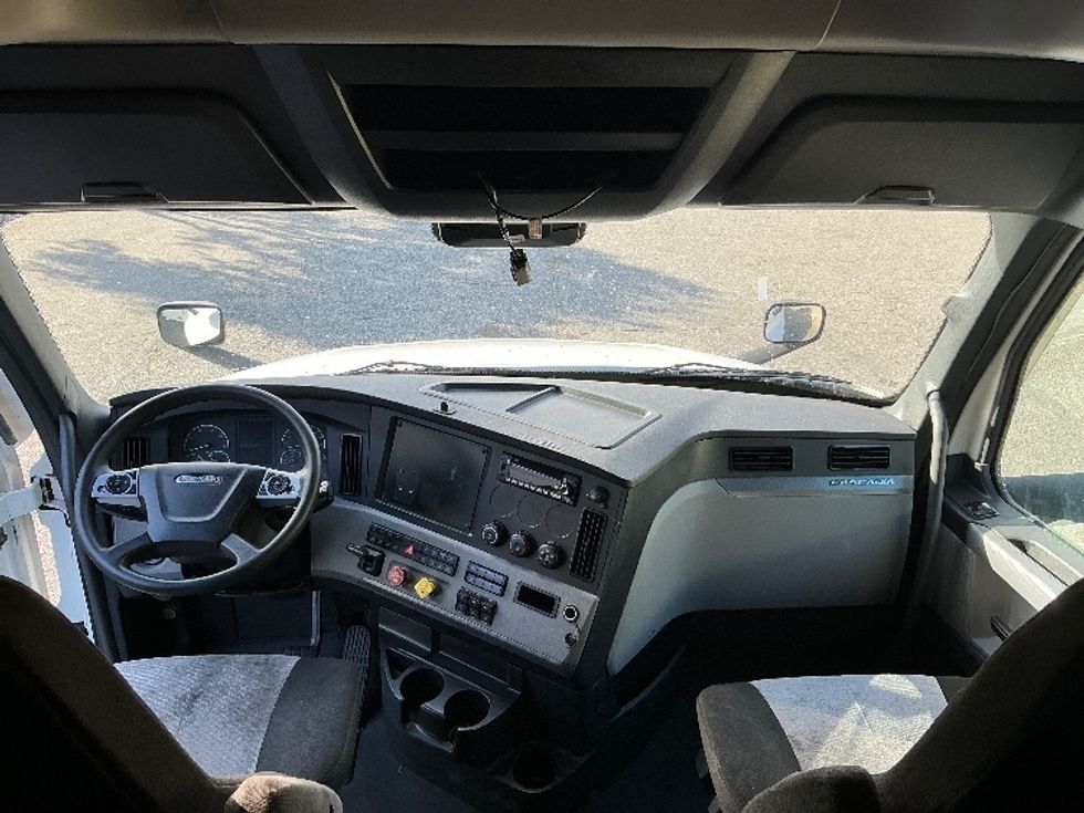 Sleeper Tractor-Heavy Duty Tractors-Freightliner-2022-T12664ST-Newport News-VA-454,450\n\t\tmiles-$ 74,250 - Image 12