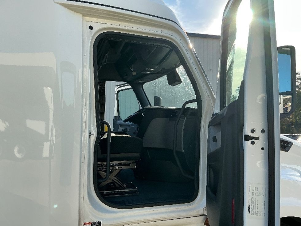 Sleeper Tractor-Heavy Duty Tractors-Freightliner-2022-T12664ST-Newport News-VA-454,450\n\t\tmiles-$ 74,250 - Image 13