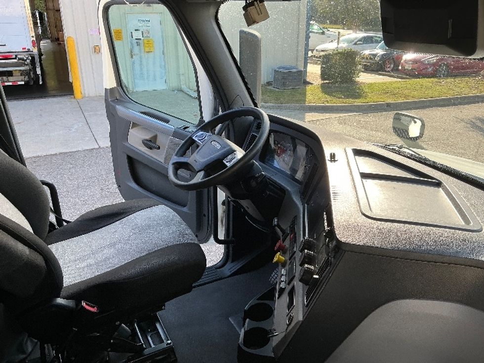 Sleeper Tractor-Heavy Duty Tractors-Freightliner-2022-T12664ST-Newport News-VA-454,450\n\t\tmiles-$ 74,250 - Image 15