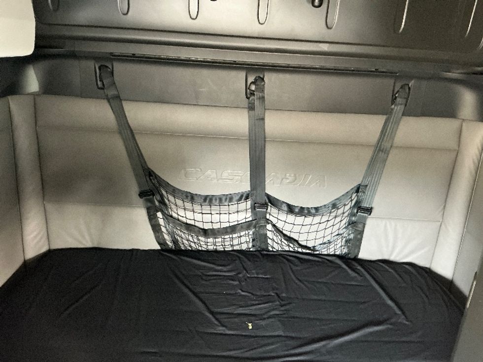 Sleeper Tractor-Heavy Duty Tractors-Freightliner-2022-T12664ST-Newport News-VA-454,450\n\t\tmiles-$ 74,250 - Image 16