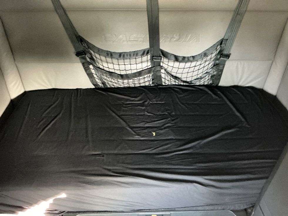 Sleeper Tractor-Heavy Duty Tractors-Freightliner-2022-T12664ST-Newport News-VA-454,450\n\t\tmiles-$ 74,250 - Image 17