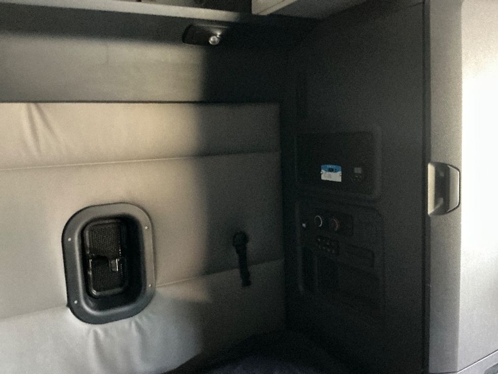 Sleeper Tractor-Heavy Duty Tractors-Freightliner-2022-T12664ST-Newport News-VA-454,450\n\t\tmiles-$ 74,250 - Image 18