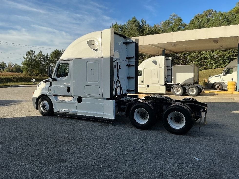 Sleeper Tractor-Heavy Duty Tractors-Freightliner-2022-T12664ST-Newport News-VA-454,450\n\t\tmiles-$ 74,250 - Image 5