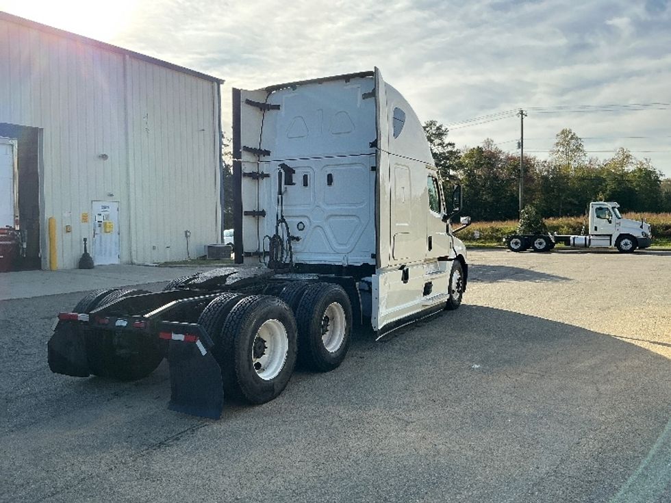 Sleeper Tractor-Heavy Duty Tractors-Freightliner-2022-T12664ST-Newport News-VA-454,450\n\t\tmiles-$ 74,250 - Image 7