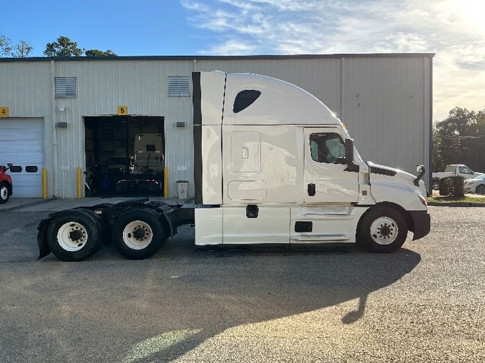 Sleeper Tractor-Heavy Duty Tractors-Freightliner-2022-T12664ST-Newport News-VA-454,450\n\t\tmiles-$ 74,250 - Image 8
