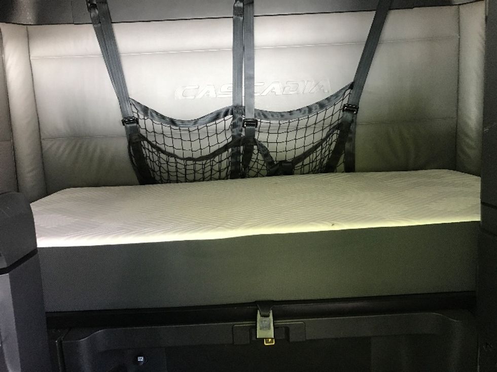 Sleeper Tractor-Heavy Duty Tractors-Freightliner-2022-T12664ST-Newport News-VA-484,065\n\t\tmiles-$ 72,250 - Image 14