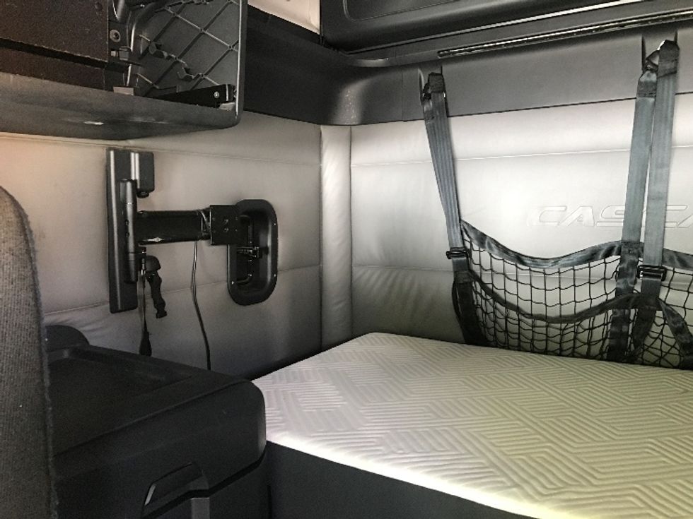 Sleeper Tractor-Heavy Duty Tractors-Freightliner-2022-T12664ST-Newport News-VA-484,065\n\t\tmiles-$ 72,250 - Image 16