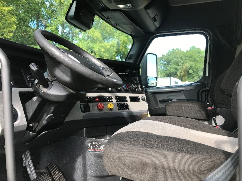 Sleeper Tractor-Heavy Duty Tractors-Freightliner-2022-T12664ST-Newport News-VA-555,687\n\t\tmiles-$ 65,250 - Image 10
