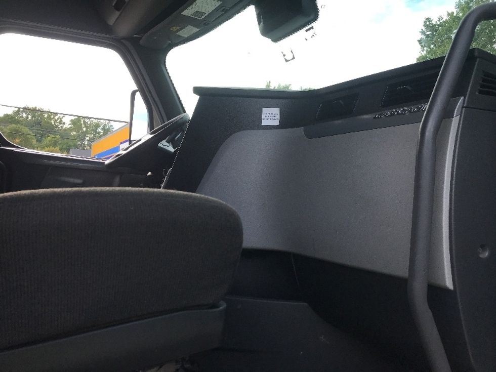 Sleeper Tractor-Heavy Duty Tractors-Freightliner-2022-T12664ST-Newport News-VA-555,687\n\t\tmiles-$ 65,250 - Image 13