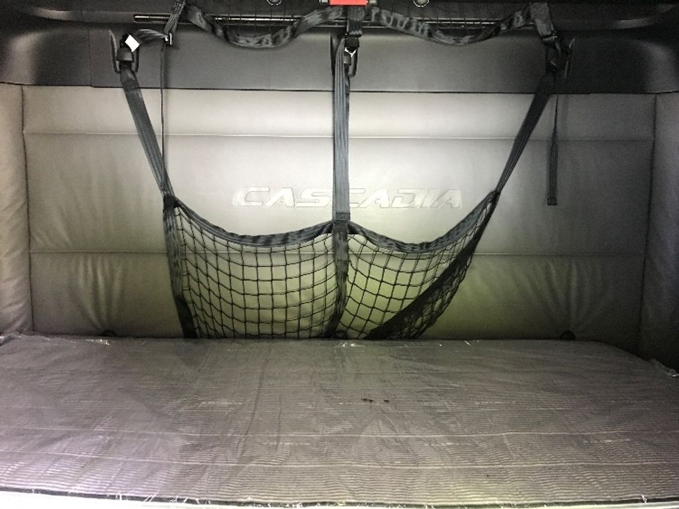 Sleeper Tractor-Heavy Duty Tractors-Freightliner-2022-T12664ST-Newport News-VA-555,687\n\t\tmiles-$ 65,250 - Image 14