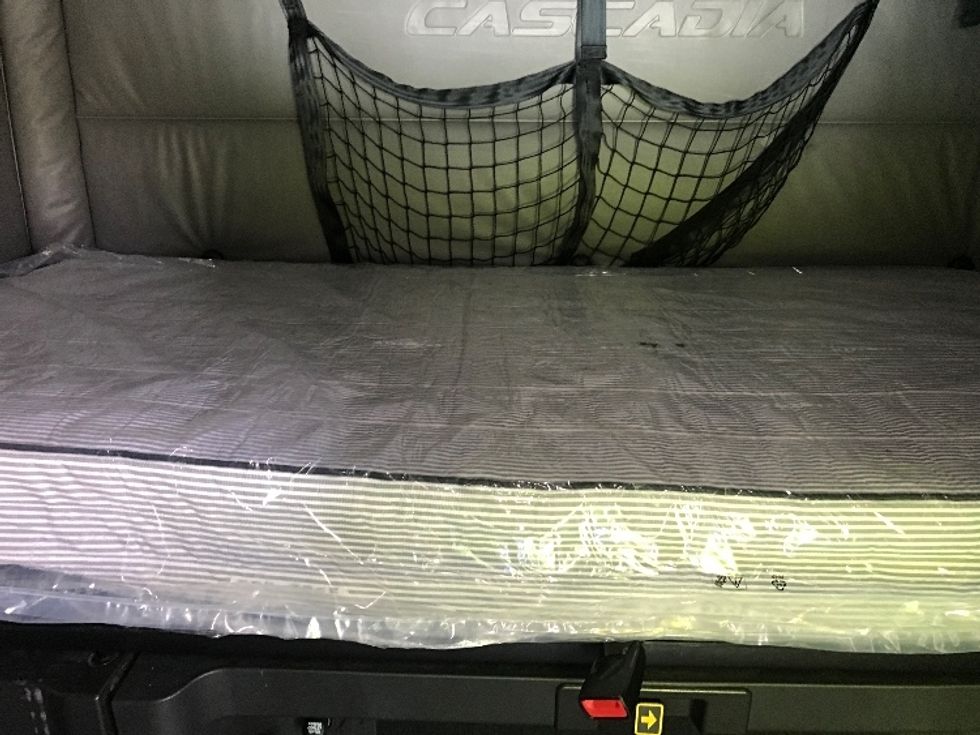 Sleeper Tractor-Heavy Duty Tractors-Freightliner-2022-T12664ST-Newport News-VA-555,687\n\t\tmiles-$ 65,250 - Image 15