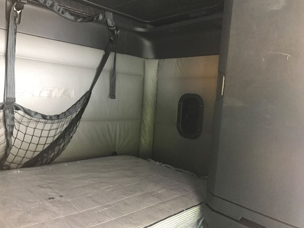 Sleeper Tractor-Heavy Duty Tractors-Freightliner-2022-T12664ST-Newport News-VA-555,687\n\t\tmiles-$ 65,250 - Image 16