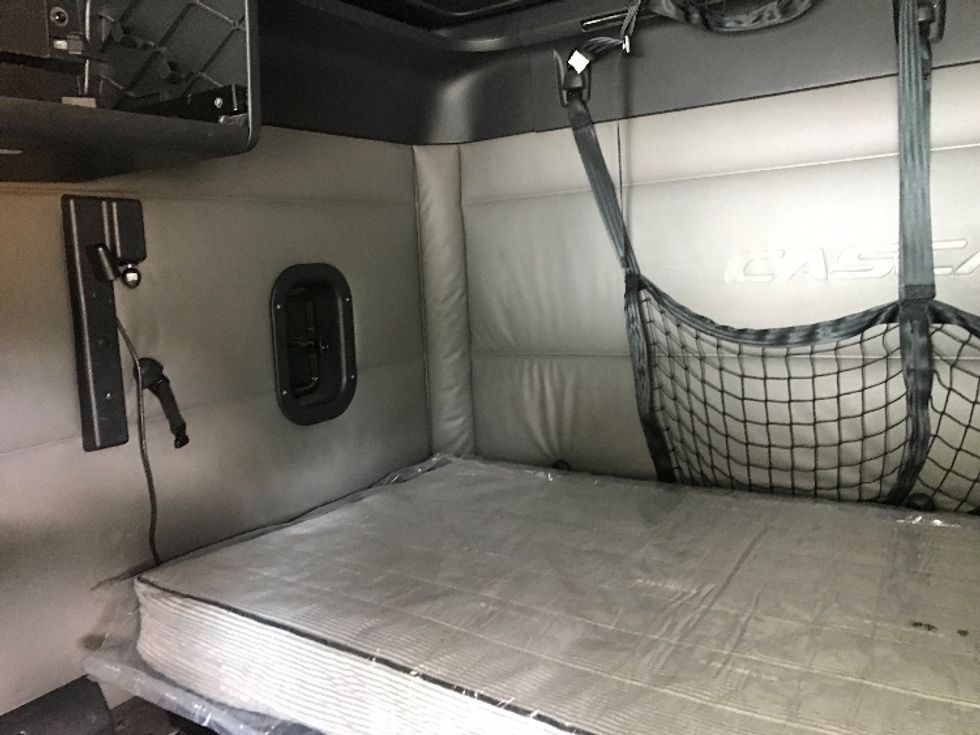 Sleeper Tractor-Heavy Duty Tractors-Freightliner-2022-T12664ST-Newport News-VA-555,687\n\t\tmiles-$ 65,250 - Image 17