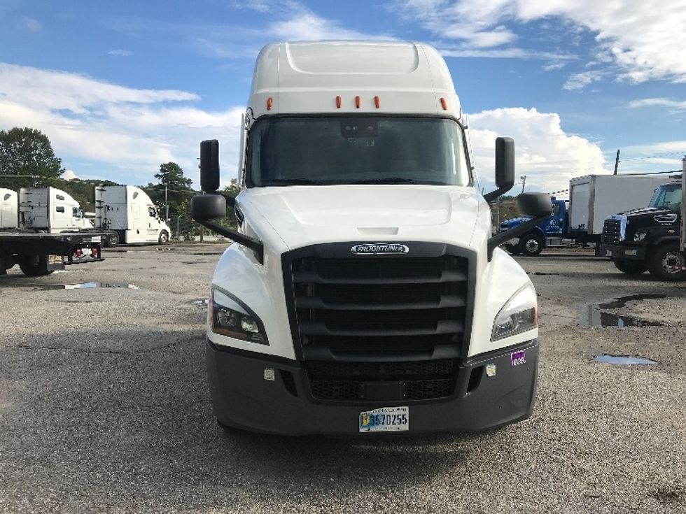Sleeper Tractor-Heavy Duty Tractors-Freightliner-2022-T12664ST-Newport News-VA-555,687\n\t\tmiles-$ 65,250 - Image 2