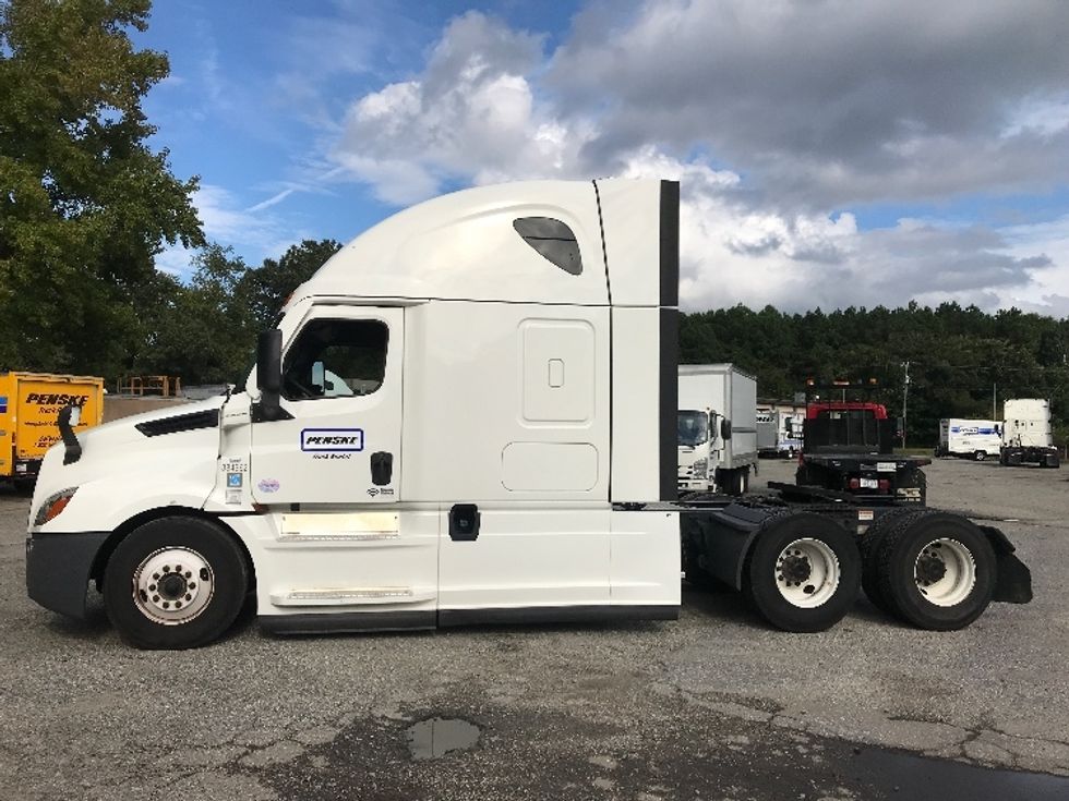 Sleeper Tractor-Heavy Duty Tractors-Freightliner-2022-T12664ST-Newport News-VA-555,687\n\t\tmiles-$ 65,250 - Image 4