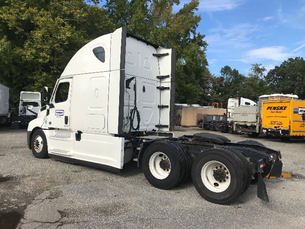 Sleeper Tractor-Heavy Duty Tractors-Freightliner-2022-T12664ST-Newport News-VA-555,687\n\t\tmiles-$ 65,250 - Image 5